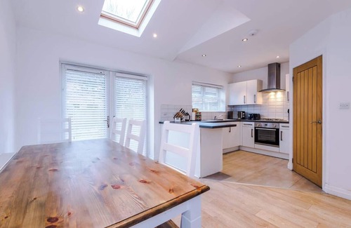 Salford House | Park Lane Retreat: 3BR Home with Driveway Parking