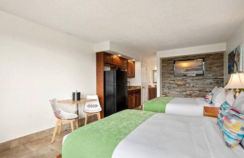 Historic Downtown Kissimmee Hotel | Park Royal Orlando Suite Located in the Entertainment District