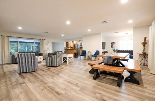 River Park House | Parkes Place-Stylish Retreat-Salt Water Pool