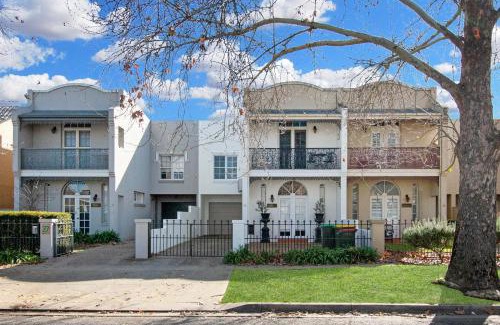 Wagga Wagga House | Parkham - CBD, Elegant Townhouse