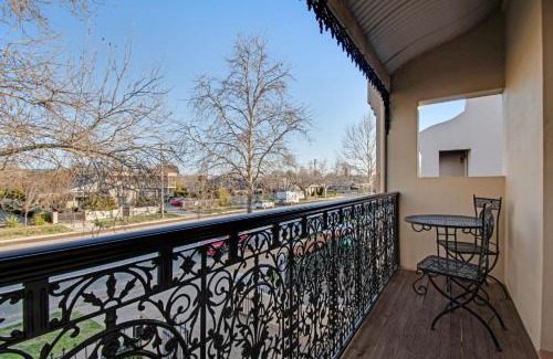 Wagga Wagga House | Parkham - CBD, Elegant Townhouse