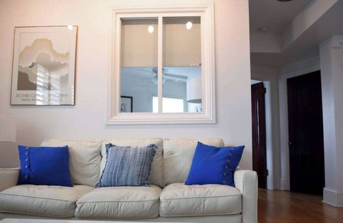 Bloomfield Apartment | ♥Parking★ 5★ Location ♛King Bed♥West Penn Hospita