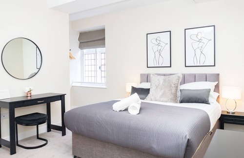 Shrewsbury Apartment | Parking, Close to Train Station, Luxury, Modern