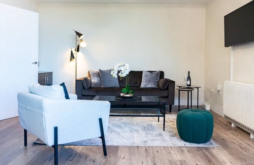 Shrewsbury Apartment | Parking, Close to Train Station, Luxury, Modern