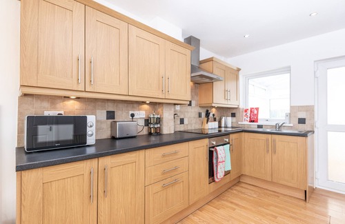 Morriston House | Parking, Garden, En-Suite & Tv's in all Rooms!