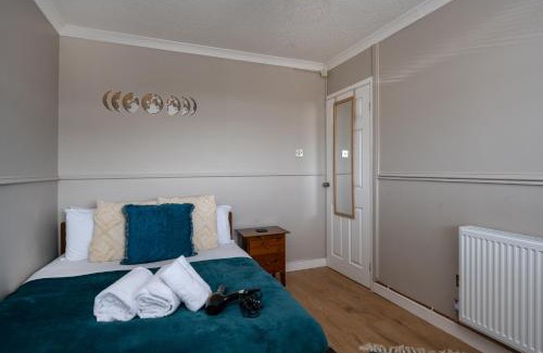 Llandarcy Apartment | Parking - Garden - Views - M4 Work Stay