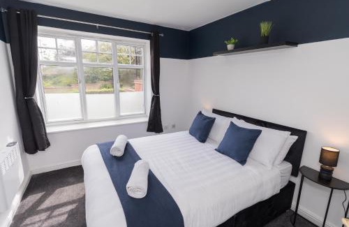 Wolverhampton Apartment | PARKING Luxe City Centre Sleeps 4 NEW
