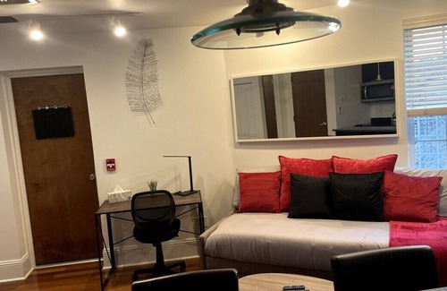 Bloomfield Apartment | Parking~West Penn~Queen~Elevator
