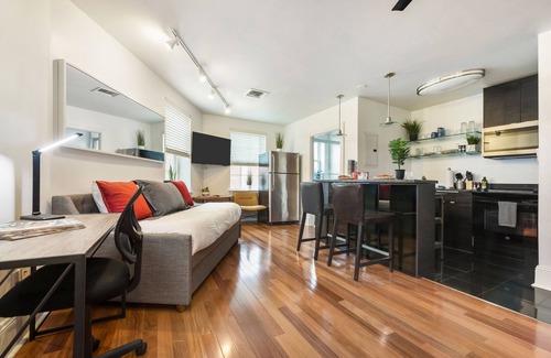 Bloomfield Apartment | Parking~West Penn~Queen Bed~Elevator~Central Location~ 10 Min to DT~ Wifi