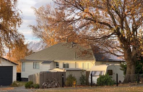 Lake Tekapo House | Parkside Holiday Home - Fully Fenced Garden