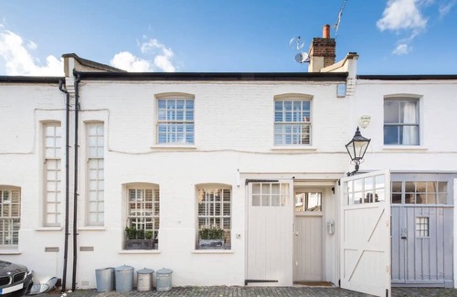 Battersea House | Parkside Mews – 3 Bedroom Home with Garden