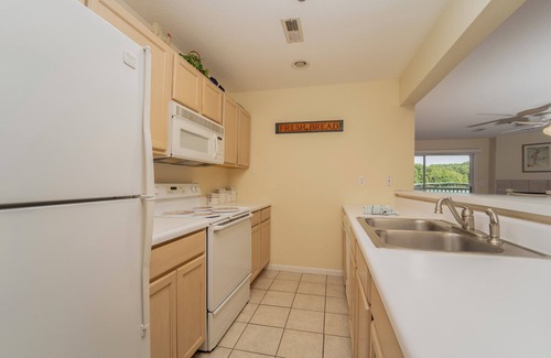 Osage Beach Condo | Parkview Bay 113 - Lakeside Condo with balcony