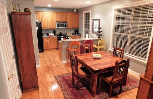 Beaufort House | Parris Island 5.75 miles - 1 mile to Historic Beaufort!