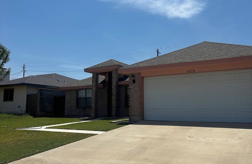 Eagle Pass House | Paseo House - 3 Bedroom/2Bathroom - Centrally Located - Your Perfect Nest!
