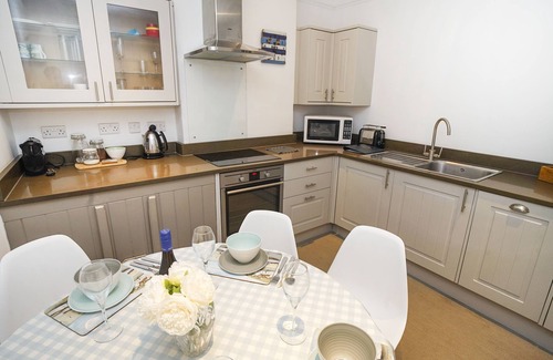 Cowes Apartment | Paskins-1st Floor Apt-2 Bath-Cowes Centre-Sleeps 4