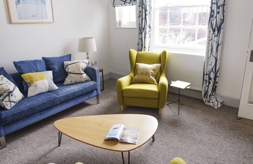 Cowes Apartment | Paskins-1st Floor Apt-2 Bath-Cowes Centre-Sleeps 4