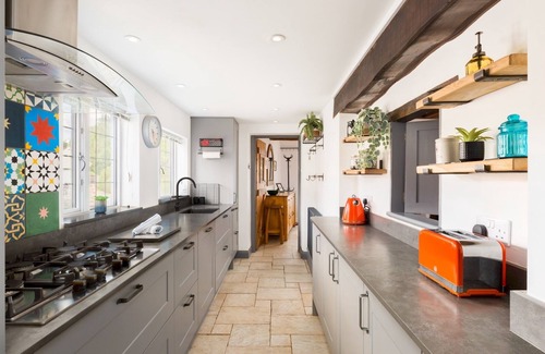 Wilmcote House | Pass the Keys | Traditional 3 Bed Cottage in Historic Village