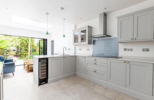 Tudor House | Pass the Keys Stunning 4Bed Oasis in Kingston With Parking