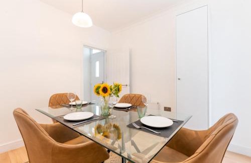 Tudor House | Pass the Keys Stunning 4Bed Oasis in Kingston With Parking