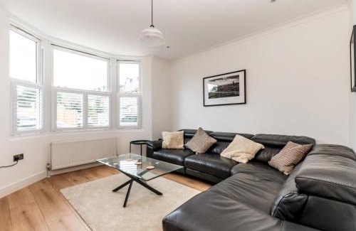 Tudor House | Pass the Keys Stunning 4Bed Oasis in Kingston With Parking