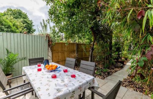 Tudor House | Pass the Keys Stunning 4Bed Oasis in Kingston With Parking
