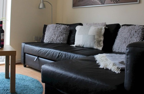 Pont Yates House | Pass the Keys | 2 Bed cosy home Short walk to Ffos Las racecourse