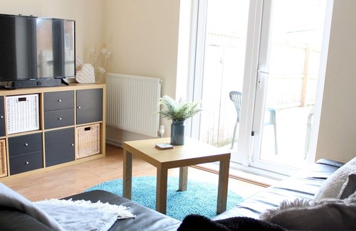 Pont Yates House | Pass the Keys | 2 Bed cosy home Short walk to Ffos Las racecourse