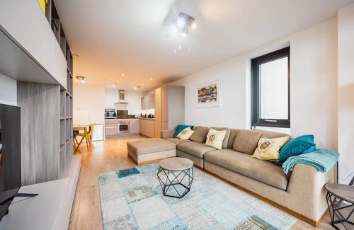 Hackney Apartment | Pass the Keys | 3 Bed 2 Bath with Stunning Views from the 8th Fl