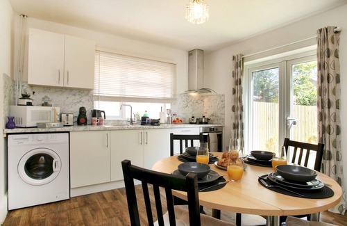 West Bridgford Apartment | Pass the Keys | Bright & Cosy Home with Garden | Free Parking
