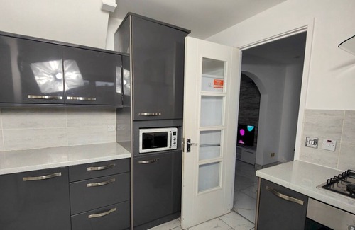 Stonnall House | Pass the Keys | Beautiful Modernised 3 Bedroom House with Driveway