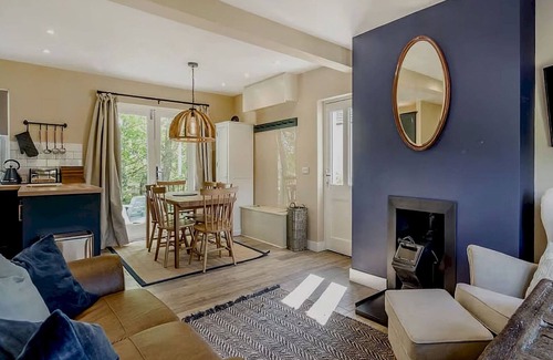 Newbridge House | Pass the Keys | Beautiful Cottage in Historical Robert Burns Farm