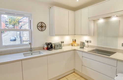 Lincoln Apartment | Pass the Keys | Cathedral Views & Luxury Living & Historic Lincoln