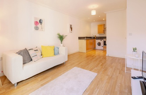 East Acton Apartment | Pass the Keys | Convenient Condo in North Acton