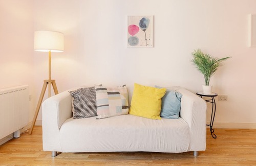 East Acton Apartment | Pass the Keys | Convenient Condo in North Acton