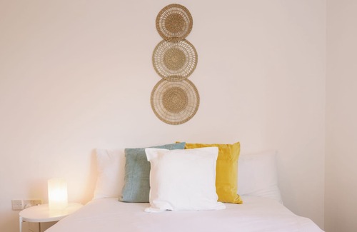 East Acton Apartment | Pass the Keys | Convenient Condo in North Acton