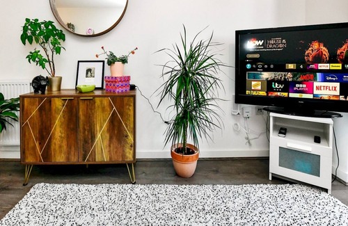 Barry Apartment | Pass the Keys | Cosy 2 Bedroom Apartment in Barry with Parking