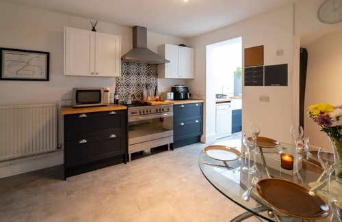 Cheltenham House | Pass the Keys | Cosy house with garden