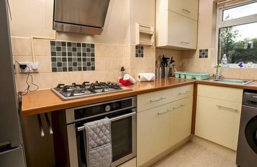 Lincoln House | Pass the Keys | Dog-Friendly Haven + Parking + Prime Location