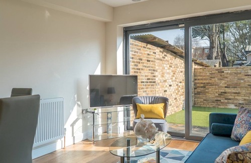 Ealing Apartment | Pass the Keys | Ealing Queen of the Suburbs 2BD Apartment