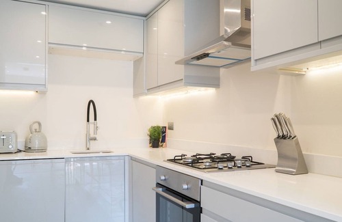 Ealing Apartment | Pass the Keys | Ealing Queen of the Suburbs 2BD Apartment