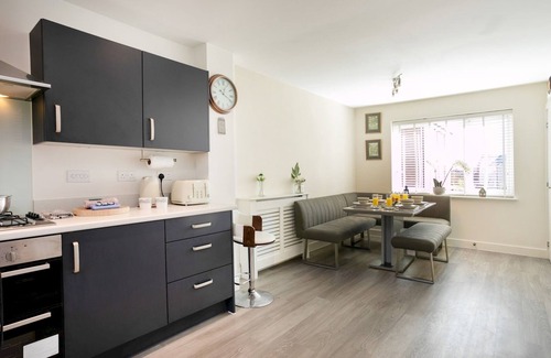 Edwalton House | Pass the Keys | Elegant Townhouse with Garden| Wi-Fi | Work Space