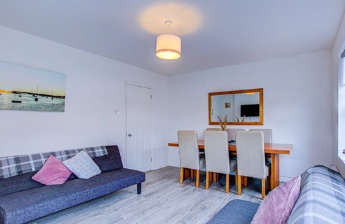 Southend-on-Sea Apartment | Pass the Keys | City beach flat next to the sea sleeps up to 8