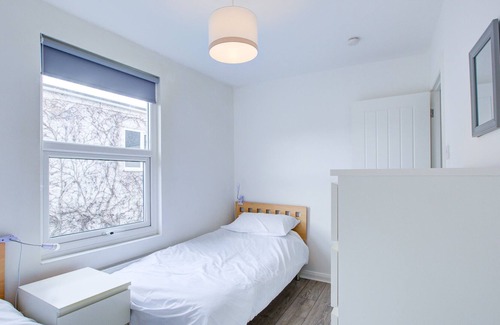 Southend-on-Sea Apartment | Pass the Keys | City beach flat next to the sea sleeps up to 8
