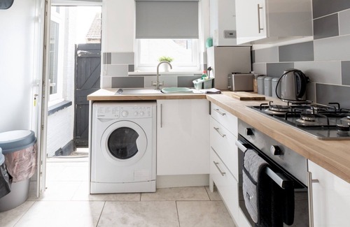 Southend-on-Sea Apartment | Pass the Keys | Seaside 2-Bedroom Flat | Parking | Sleeps 6