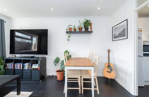 Caversham Apartment | Pass the Keys | Heart of Emmer Green with Stylish Interiors