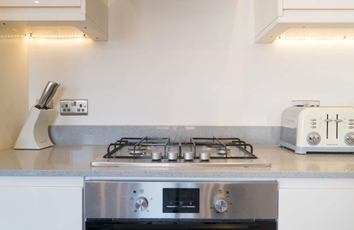 Ealing Apartment | Pass the Keys | Hidden Gem in Queen of the Suburbs