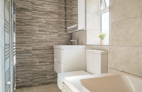 Ealing Apartment | Pass the Keys | Hidden Gem in Queen of the Suburbs