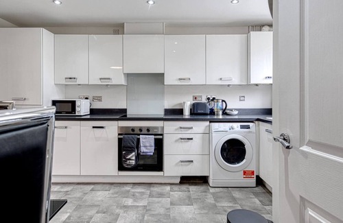 Birch House | Pass the Keys | Large Townhouse *Free parking and office*