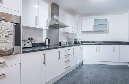 Century Wharf Apartment | Pass the Keys | Lovely 2 Bedroom Apartment in the Bay with a view