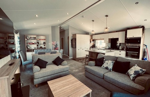 New Romney House | Pass the Keys | Luxury Lakeside Lodge